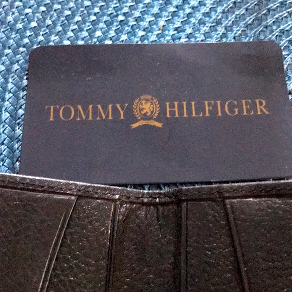 NWT! Tommy Hilfiger Men’s Brown Leather Credit Card Case w/ money clip - Picture 2 of 6